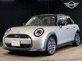 MINIのフロントグリルのデザインはイギリスで生まれた当初から、シルバーのサイドバーが折り重なった伝統的なデザインで御座います。その伝統はBMWのお車になってからでも少しずつ形を変えて守られております