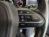 ステアリング右側には、運転支援機能を手元で操作できるスイッチ類を配置しています