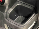 運転席側掘り込み式カップホルダー