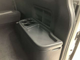 格納式のドリンクホルダー付きです。ドリンクホルダーとしてはもちろん、スマホや長財布を収納することだってできますよ。