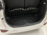 トランク下にも収納があります。
