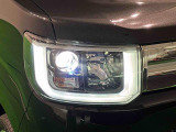 対象物が見やすく白く明るい光で夜間走行をサポートするLEDヘッドランプ(ロービーム・オートレベリング機能・LEDクリアランスランプ付き)を搭載