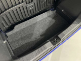 ラゲッジアンダーボックスも装備されております。荷物を載せたり、荷室が広くなりますので大型荷物も載せることができます。