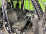 運転席まわりには十分なスペースがあり、大柄な方でもゆったり運転していただける環境です。