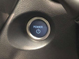 エンジンスタートスイッチです。キーが車内にあれば、エンジンの始動や停止はスイッチを押すだけ!キーを取り出す手間を省き、ワンプッシュで操作できるので簡単でスムーズです。