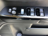 パワーウインド・電動格納付きドアミラースイッチは、ドアに集中☆