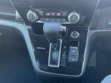 シフトレバーは簡単操作で運転もしやすくなっております!!