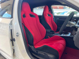 運転席まわりには十分なスペースがあり、大柄な方でもゆったり運転していただける環境です。
