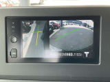 画像の左側は運転席から見ることのできないフロント左側を映している画像です、狭い道や幅寄せ時に便利です。