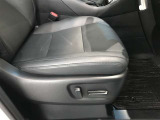 パワーシート搭載。微妙な調整が手軽にでき、最適なポジションで運転することが可能です。