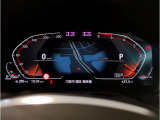 BMWのメーターパネルは選曲や、ラジオのチャンネルなども表示可能です。運転中に目線が泳ぐことなく、安全で疲れにくいです。