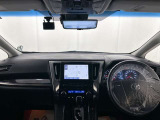 落ち着いたカラーの内装で、ゆったりと運転したい方に。