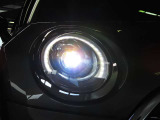 LEDヘッドライト&フロントフォグランプ キセノンに比べて明るさと照射範囲が向上し、消費電力も低減のため省燃費に貢献。