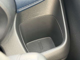 運転席側ドリンクホルダーです。高めの位置にご用意しておりますので目線を下げることなくご利用頂けmす!!