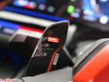 【BOOST】作動させると10秒間、自動でSPORT PLUSに切り替わり、ステアリングとダンパー特性がスポーティになります。さらにアクティブ・サウンド・デザインによって非常にダイナミックな走行を楽し