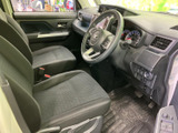 運転席側のドアを開けると、広々とした空間が広がります。使いやすい収納スペースが設けられ、快適な車内空間を提供します。