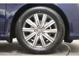 純正のアルミホイールが足元を飾ります。タイヤサイズは215/60R17です。