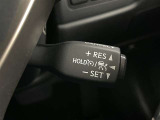 クルーズコントロール機能が付いています。 速度を設定するとアクセルを踏まなくても一定の速度で走ることができます。  高速道路ではとても便利な装置なんです。
