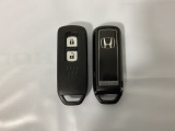 スマートキーを装備しています。鍵を差し込むことなくドアロックの開け閉めと、スタートボタン操作でのエンジンスタートができます。スペアキーも同じものを用意しております。