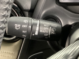 レバーをAUTOの位置にしているとき、レインセンサーが雨を感知すると、雨量に応じてワイパーが自動で作動してくれるオートワイパーを装備!設定変更で非作動にすると、間欠作動に固定されます。