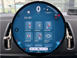 円形有機ELセンターディスプレイ、ミュージックサーバー、Bluetooth、ハンズフリーフォン付。