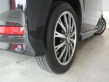 リヤタイヤの溝も十分に残っております。タイヤサイズは165/55R15となっております。