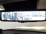 【デジタルインナーミラー】車両後方に取り付けられたカメラの映像をルームミラー内のディスプレイに表示し、後方の安全確認がより快適に。