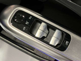 運転席ドアトリムには窓の一括コントローラーと電動ドアミラーのコントローラーが装備。