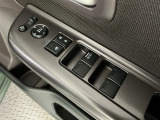 運転席のスイッチで全てのウィンドウの開閉操作を行うことができます。ロックボタンをONにしておくと、運転席以外のウィンドウは作動しないのでお子様を乗せているときなども安心ですね♪