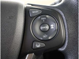 アダプティブクルーズコントロール機能付きです。走行中に先行車の様子を検知しながら、設定した車速の範囲内で先行車との距離のキープを支援します。詳細は販売店スタッフまでおたずねください。