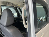 小さなお子様やご年配の方の乗車の際に乗り込みサポートのグリップがついてます。