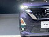夜間走行の様々な局面に対し、LEDヘッドランプで視認性をしっかり確保。ハロゲンヘッドランプのおおよそ2倍の光量で、広範囲に明るくドライバーをサポートしてくれます。