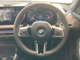 操作性に優れたステアリングは、BMWの走りを支える大事な部品です。オーディオやハンズフリー通話、クルーズコントロール関連の操作もこちらに集約されています。
