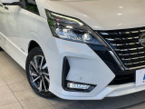 【LEDヘッドライト】悪天候や夜間走行時も良好な視界を確保し安心して運転できる高輝度LEDヘッドライトを装備!点灯速度が早く、消費電力も抑えられています。