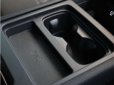 日常的に使用するドリンクホルダーもきれいな状態。細部まで清潔感のある室内コンディションです。