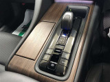 【エレクトロシフトマチック】スムーズな操作で快適な運転が楽しめるよう、シフトポジションを電動で制御!スマートなシフト操作が楽しめます!シフトノブは、様々な人にフィットする形状にデザインされています。