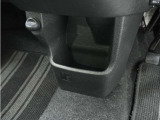 ◆センターロアボックス◆インパネ中央の下部には、ごみ箱としても使用する事ができるセンターロアボックスを装備しております。