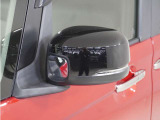 ◆ドアミラーウインカー◆ドアミラーにウインカーを装備しています。対向車に自身の進行方向を合図し安全に運転できます。