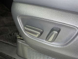 電動パワーシートです。 高級車によく付いてますね。 ポジションを細かく調整、出来るので長時間の運転もリラックスして出来ちゃいますね。