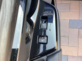 リヤ席もシートヒーターを装備しております。