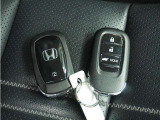 ◆スマートキー◆カギをバッグやポケットに入れたままでもドアロックの開閉ができる『スマートキー』付き!雨天や暗くなってもカギを取り出す必要がなくドアの開錠&エンジンも始動できます
