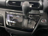 操作が簡単なシフトレバーですのでストレスなく運転が出来ますよ!