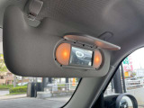 バニティミラー付きサンバイザーを運転席/助手席に装備。カバー部の開閉に合わせてライトが点灯します。