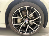 また、BMW正規認定中古車は、エマージェンシーサービスが自動付帯。24時間365日、皆様のカーライフをサポート致します。確かな安心のうえで、「駆けぬける歓び」をご堪能ください。