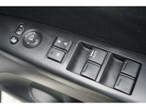 【パワーウィンドウ】運転席のスイッチを操作することで、運転席から全席の窓の開閉が可能です。
