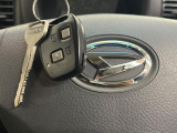 【キーレス】少し離れた場所からでもボタン一つでドアの開錠・施錠ができるのでとっても便利!ドアの鍵穴周りに傷をつけることもありません♪
