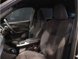 【助手席シート】運転席シート同様長時間乗車・スポーツドライビングでも疲れにくい形状にセッティングされたシートを装備しております。