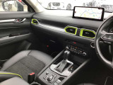 ドライバーが心に余裕をもって運転に集中できること、助手席や後席からもすっきりと前を見通せる空間の起点となり、全員が安心してドライブを楽しめることをモットーにシンプルなレイアウトとなっています。