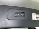 電動式バックドアです。 荷物を持ったままでもボタン一つで自動的に開け閉めできるので便利ですよ。 挟み込み防止機能も付いていますのでお子様の手や荷物を挟み込むのを防いでくれますよ。
