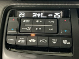 【左右独立オートエアコン】左右席で独立温度コントロールが可能です。運転席はキンキンに冷やして助手席はマイルドにと言った設定が可能です☆暑さ寒さでケンカすることもなくなりますね♪